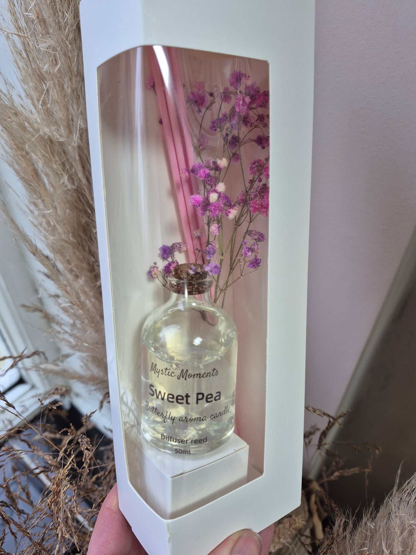 Rattan diffuser with dry gypsophila flower.